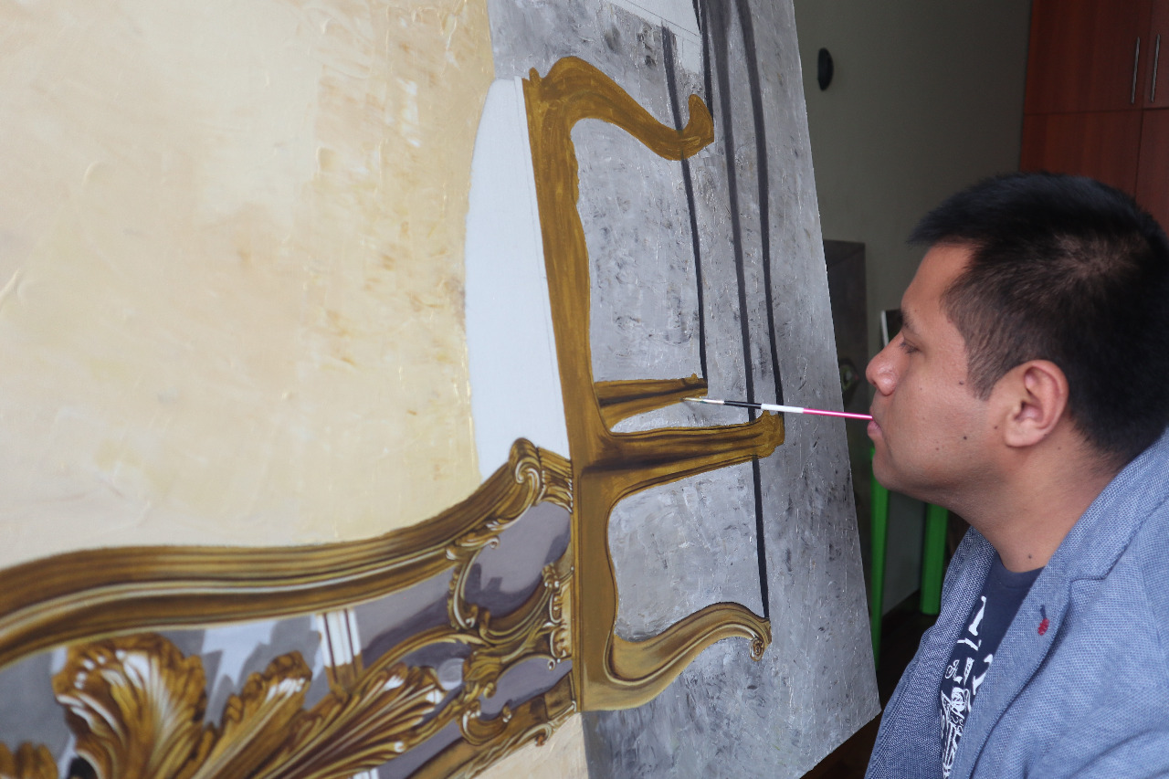 “Gritos inaudibles” de Santiago Guillermo, el artista ecuatoriano que pinta con la boca